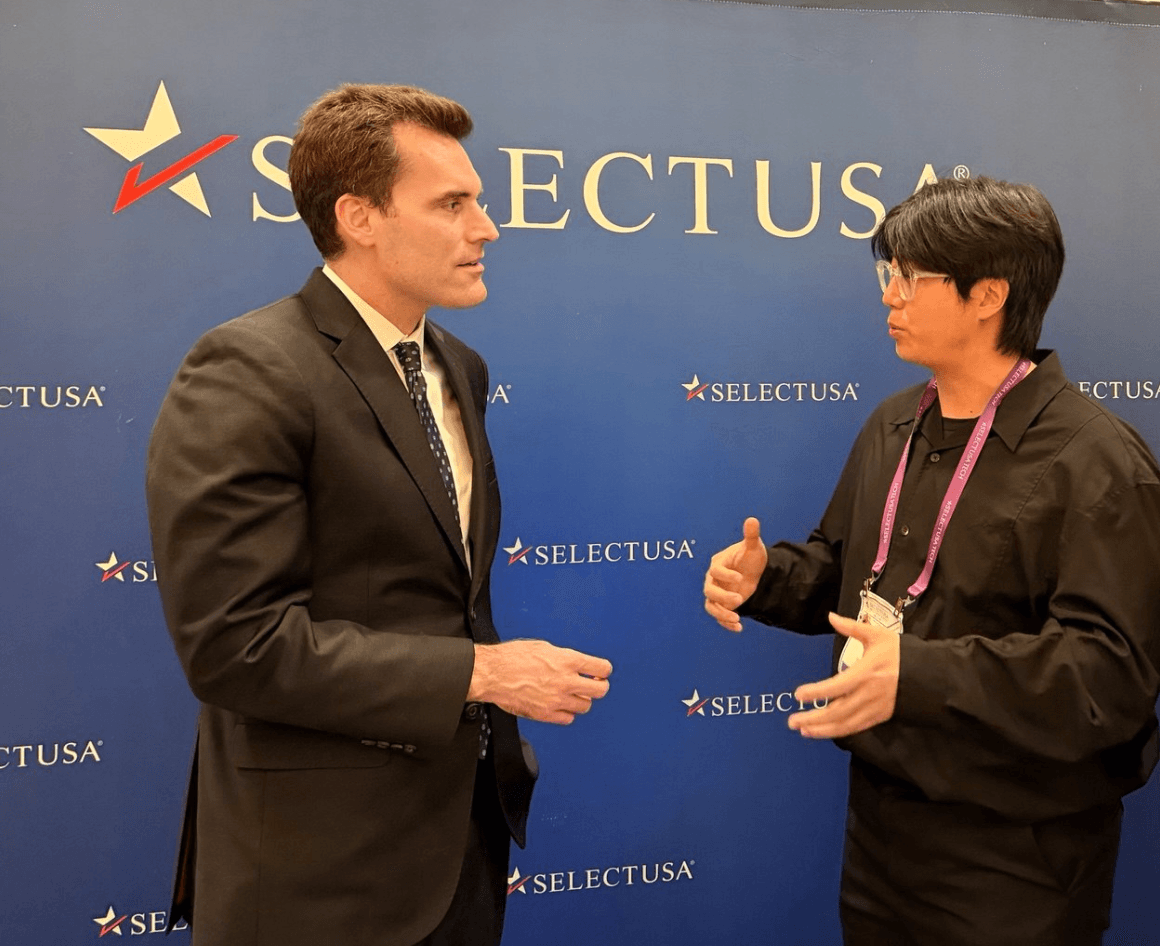 SelectUSA 2026 미국 출장 중 만난 미국 상무부 차관에게 자사 비즈니스 모델을 설명하는 김도경 대표. (사진=넥스트젠에이아이)